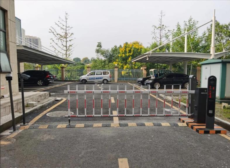 华润家园大门双进双出门禁出入口施工完成